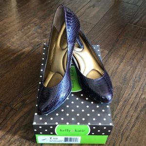 Burgundy snakeskin sz 7 1/2 Kelly & Katie